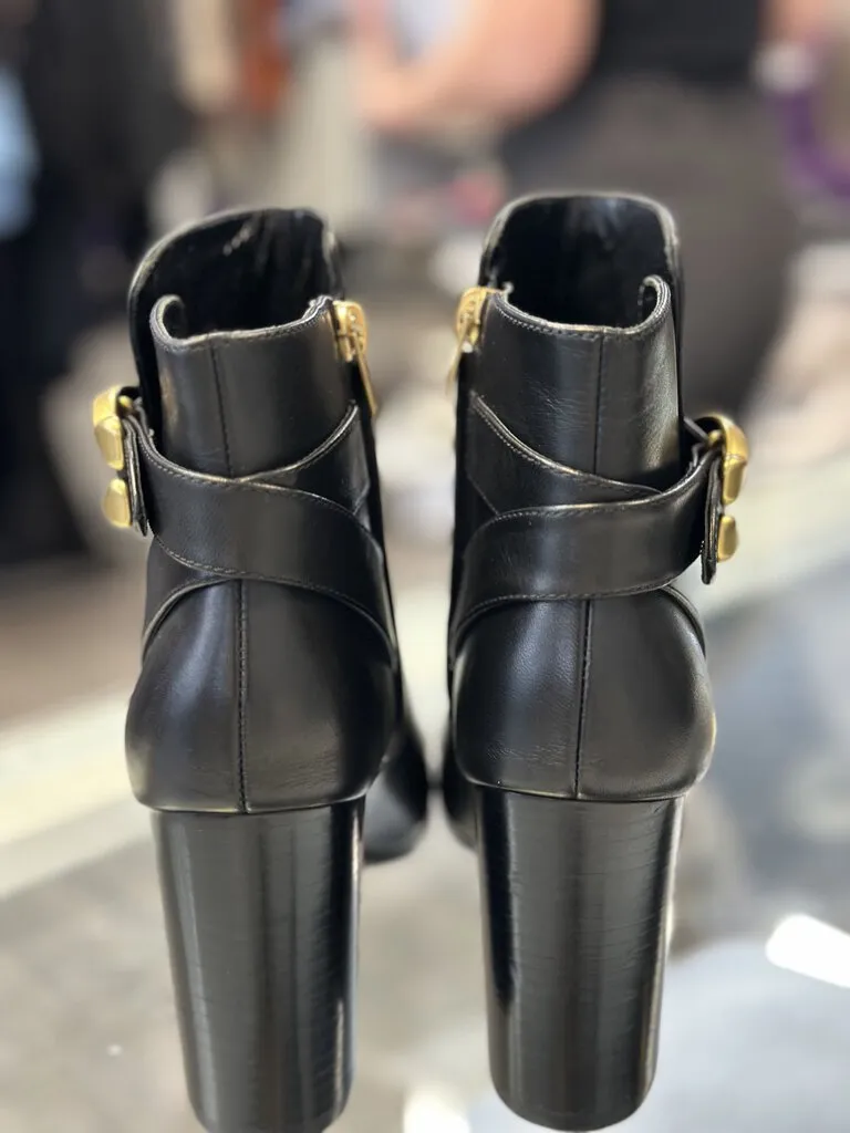 Coach Delaney Signature Buckle Size 5.5